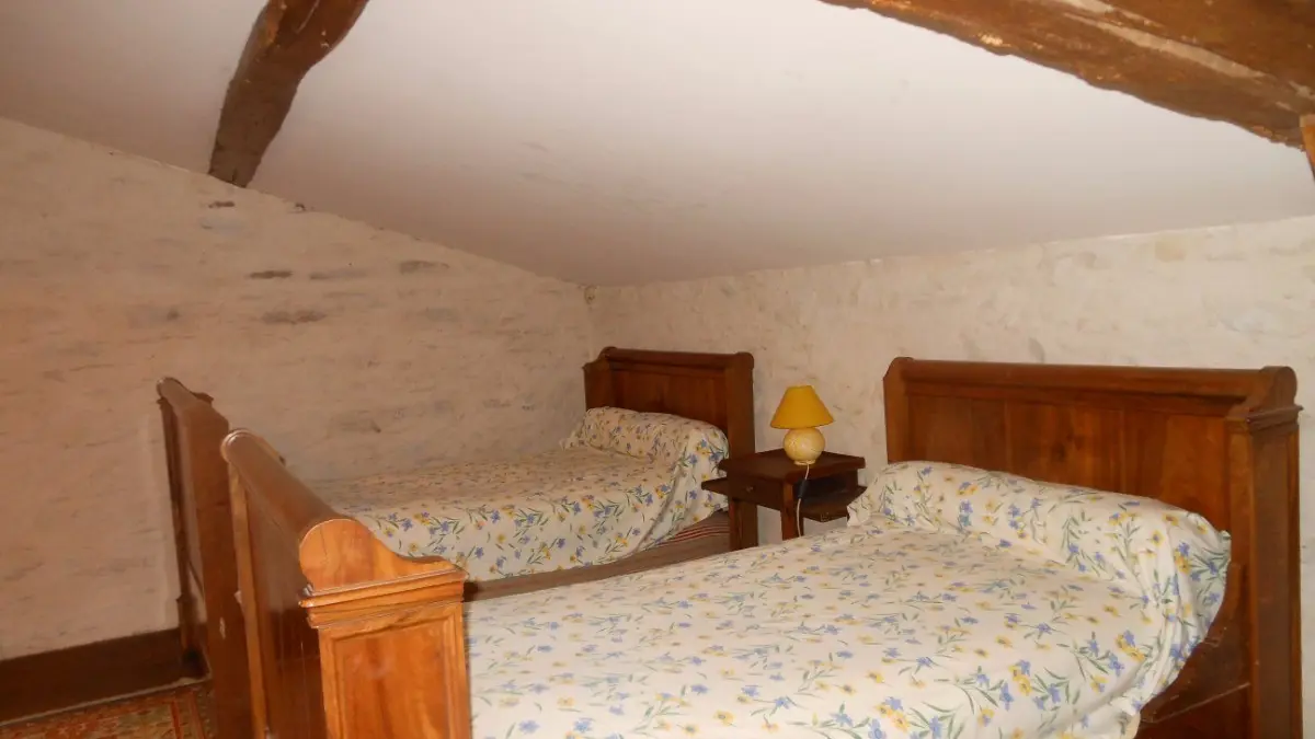 54283 - A l'étage une chambre avec 2 lits