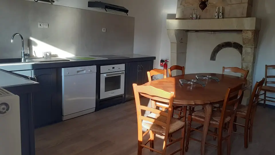 Cuisine et sa table pour 8 couverts