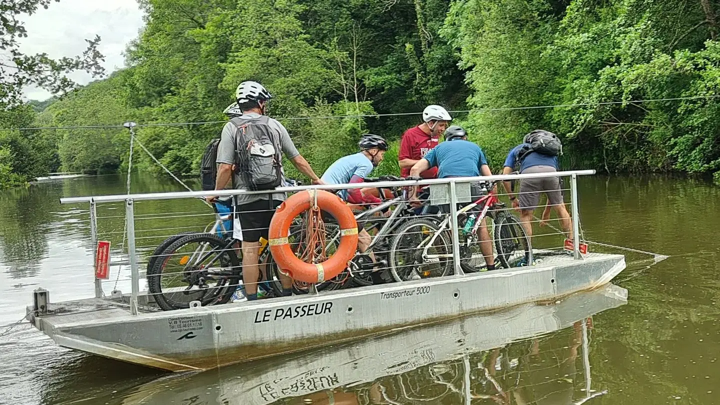 Passage du bac à chaine lors d'une balade encadrée