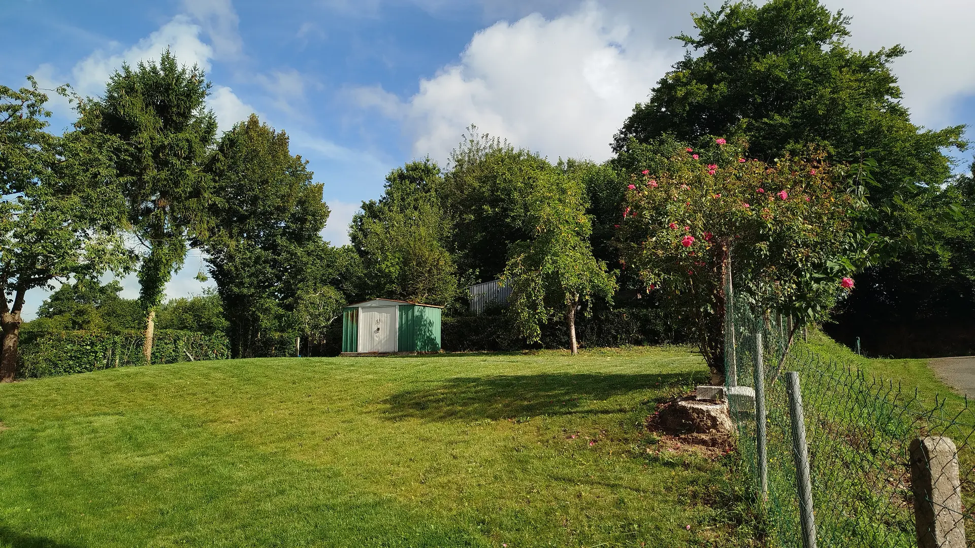 terrain à l'arrière de la maison