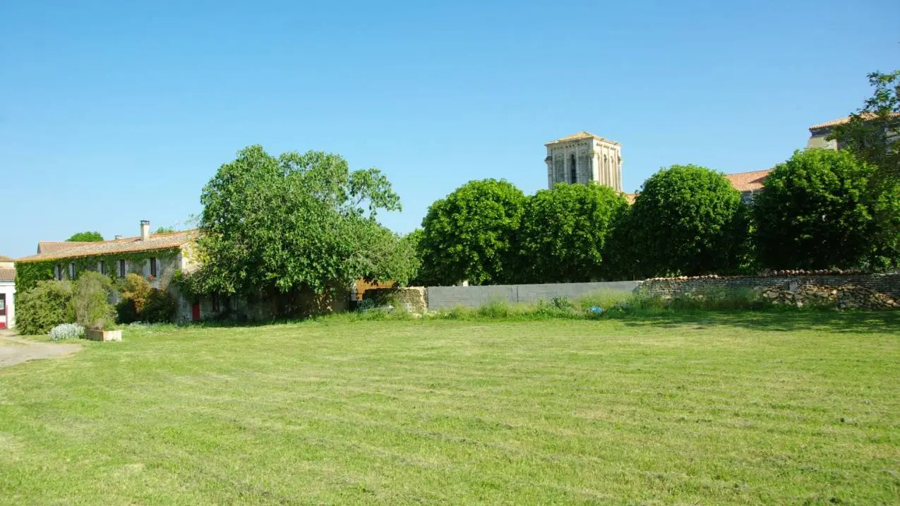 terrain-et-eglise