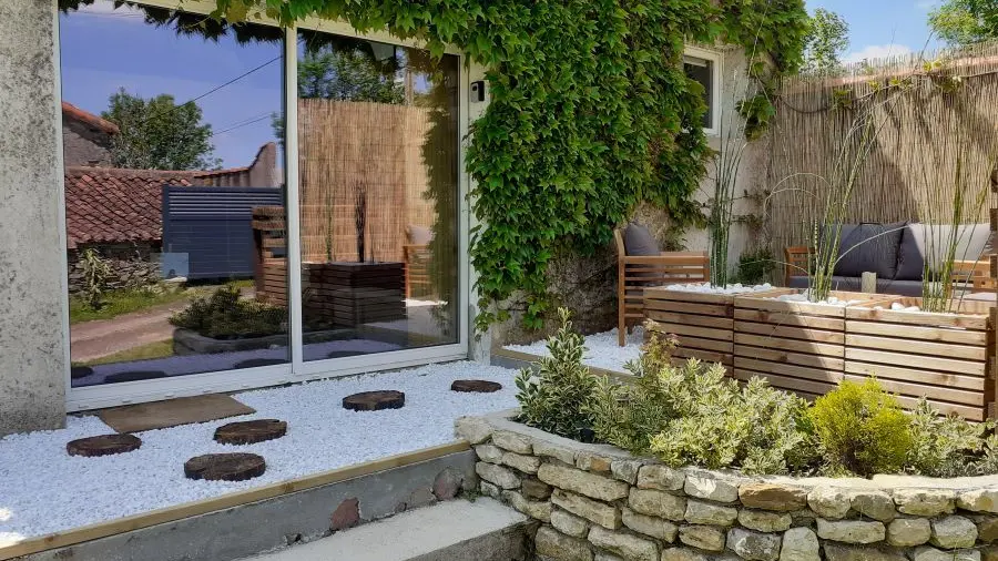 Toit sous les étoiles la terrasse et l'entrée du gîte