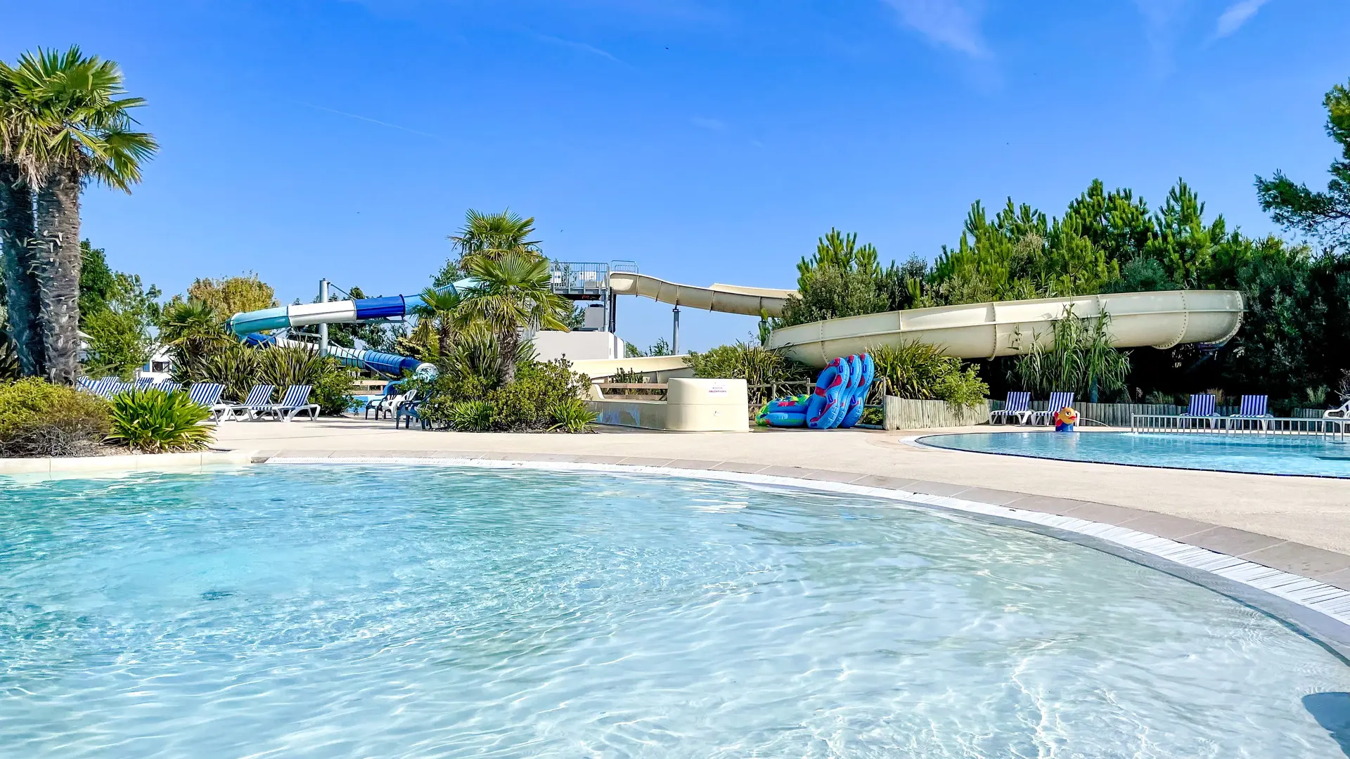 plage en pente douce et toboggans aquatiques