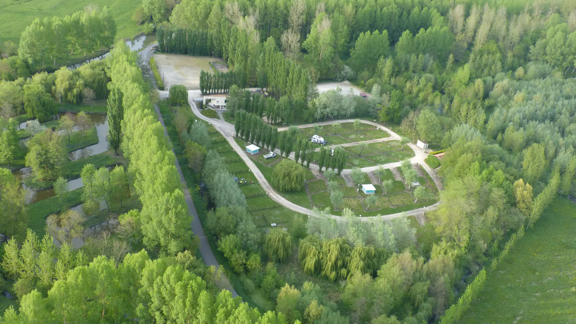 vue camping par montgolfière