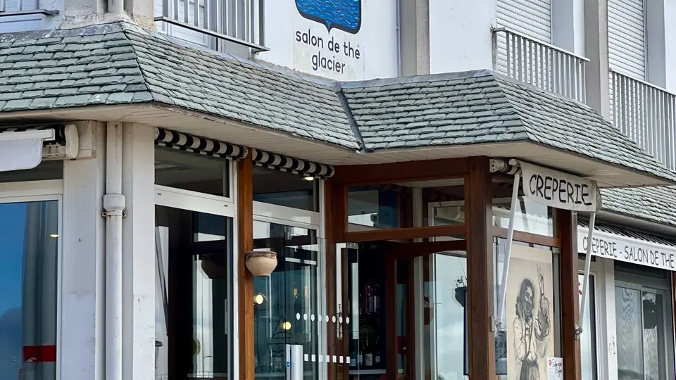 vue-exterieur-entree-creperie-le-nazaire-2025