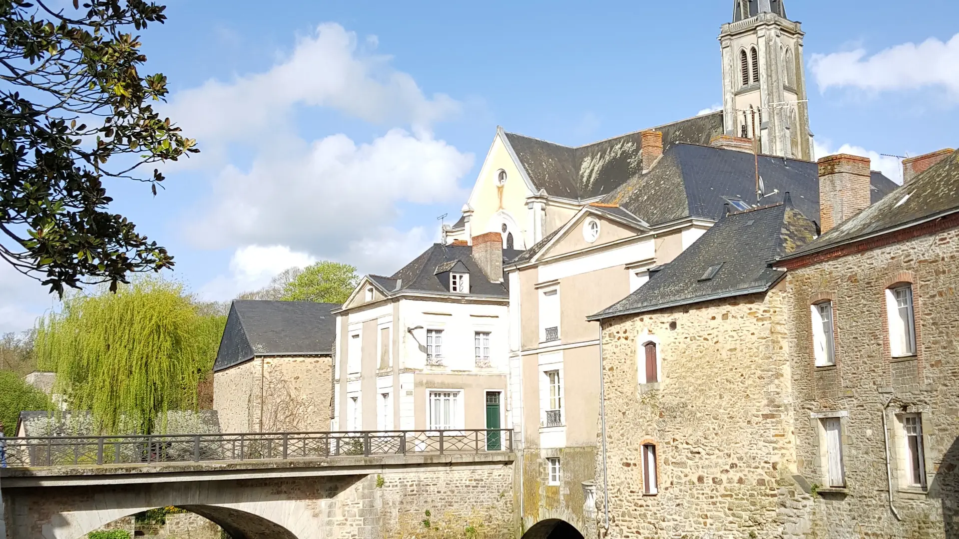 Vue depuis le vieux pont sur l'Oudon