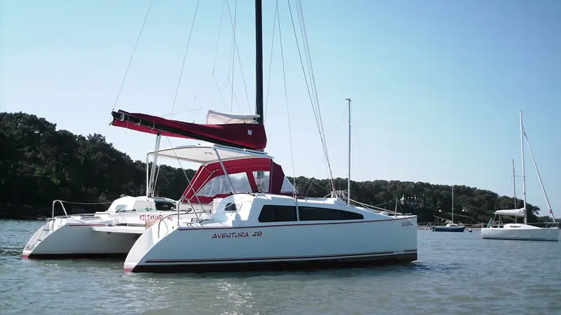 Promenade conviviale sur un catamaran habitable stable et confortable.