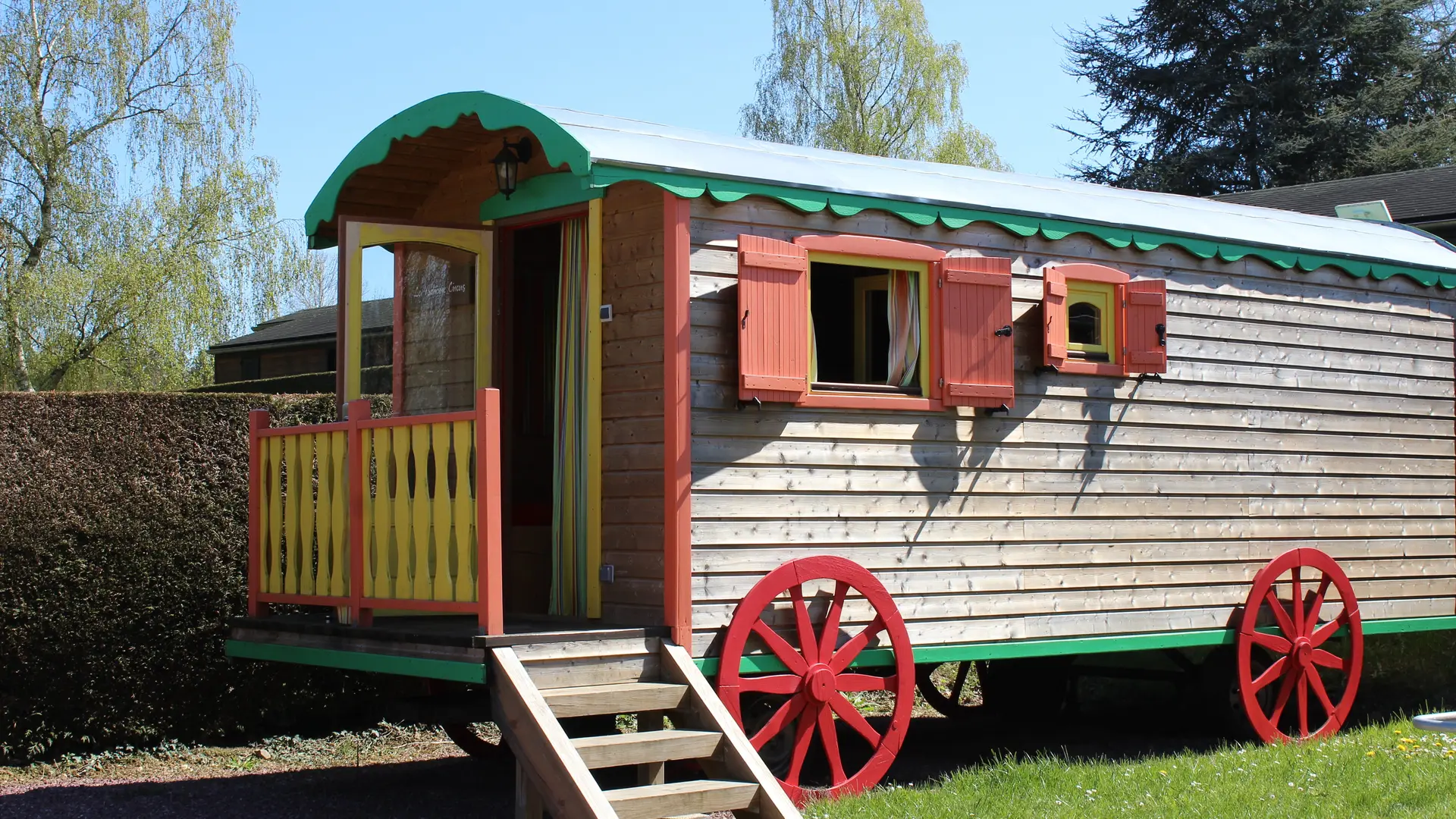 Roulotte au Camping du Sans Souci à Fresnay-sur-Sarthe - extérieur