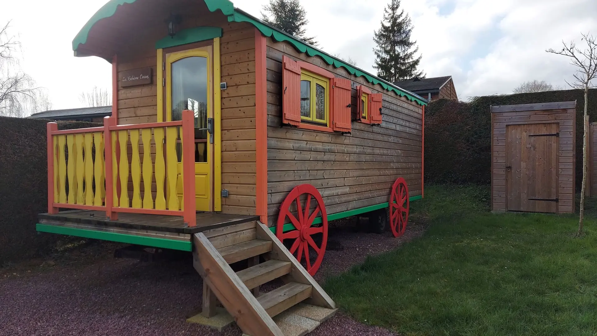 Roulotte au Camping du Sans Souci à Fresnay-sur-Sarthe - extérieur