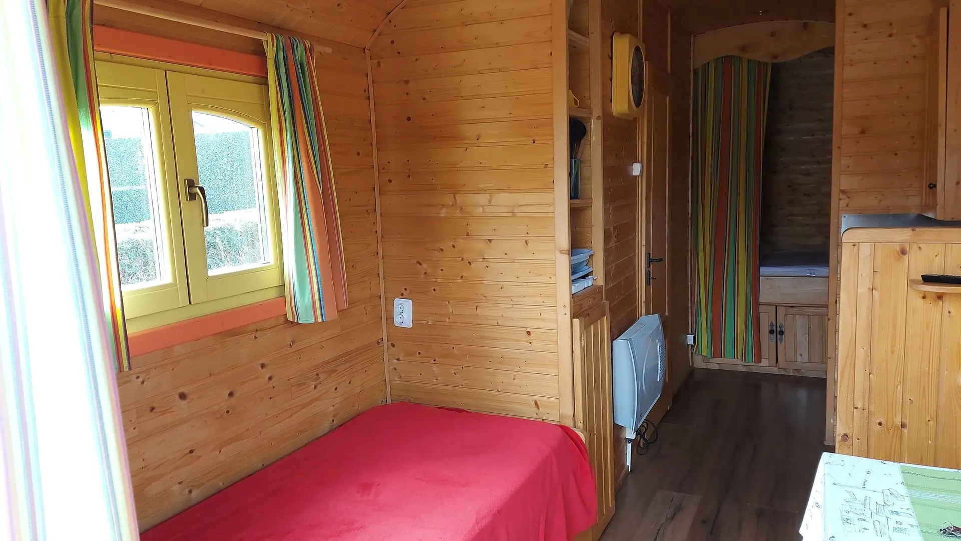 Roulotte au Camping du Sans Souci à Fresnay-sur-Sarthe - intérieur