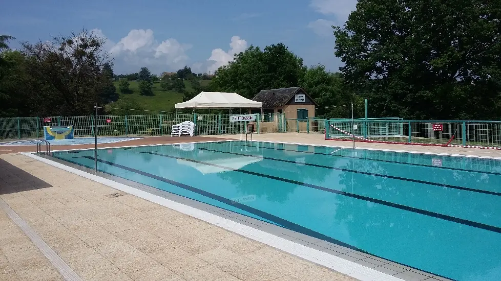 Chalets au Camping du Sans Souci à Fresnay-sur-Sarthe - piscine