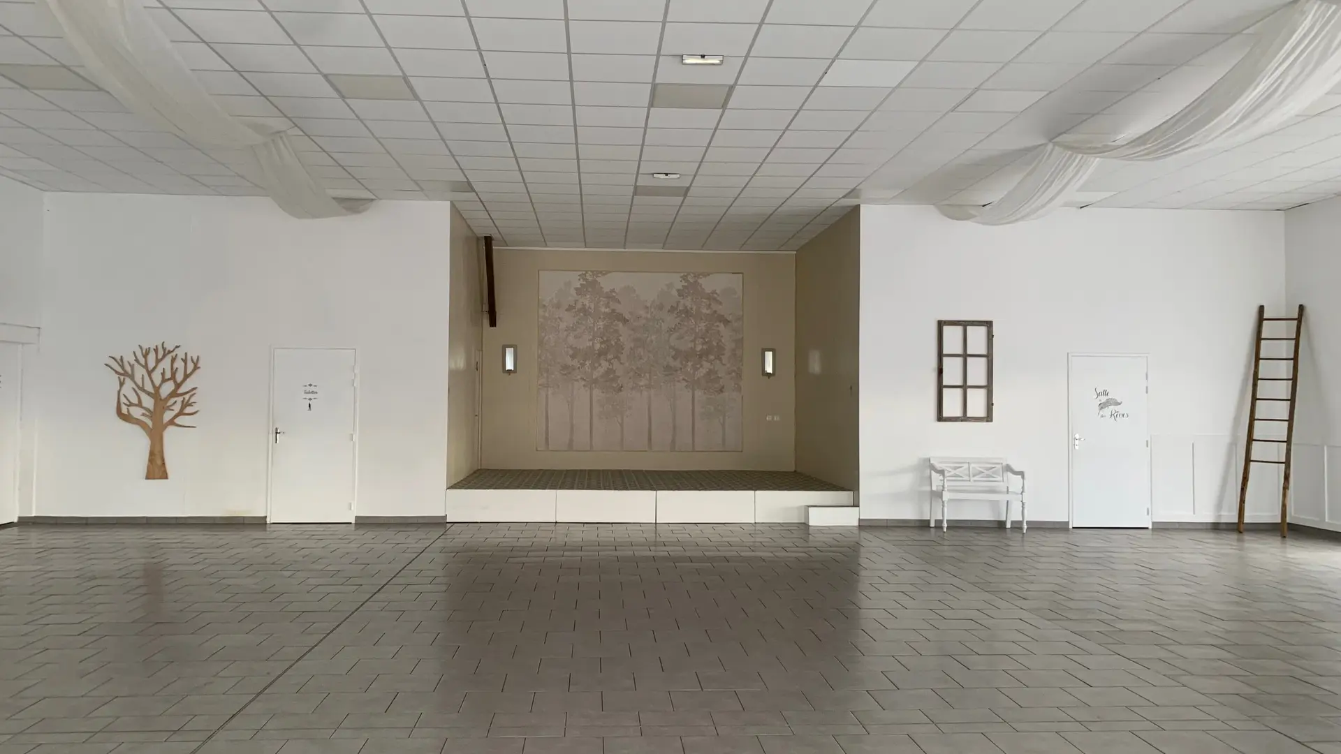 Aux Instants Partagés Fontenay sur Vègre Salle de réception vide