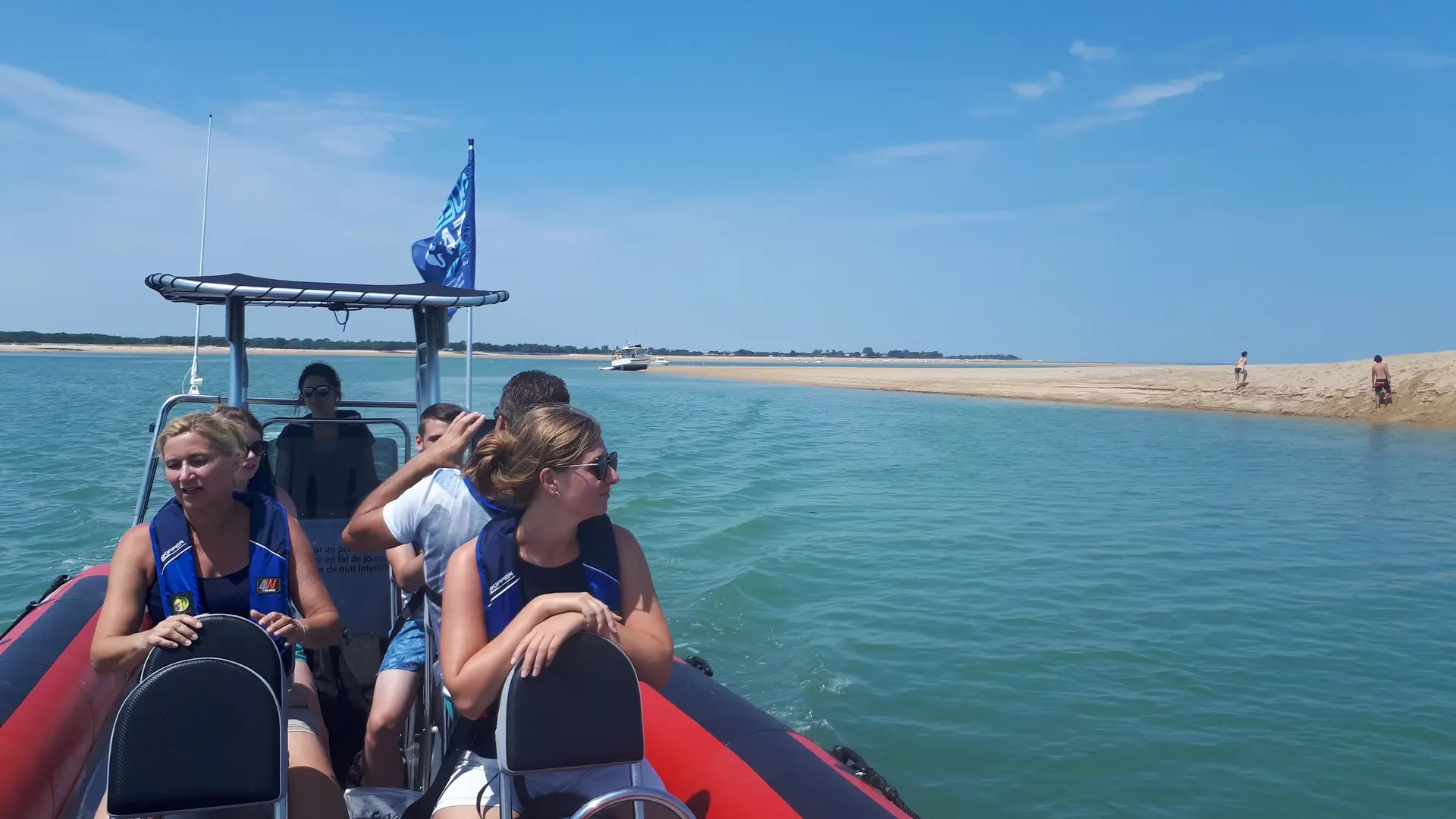 Escale en mer sur le BANC DU BUCHERON. (Banc de sable avec vue sur l'île de Ré)