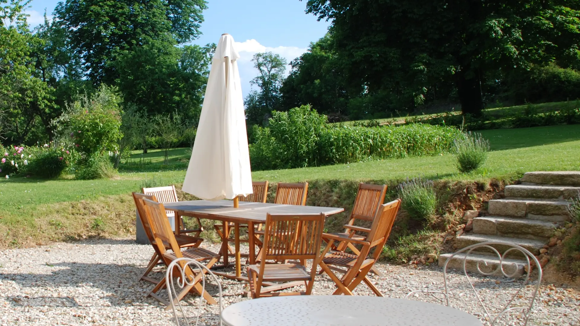 Chateau de Vaux (72130) - Terrasse privative pour repas et détente