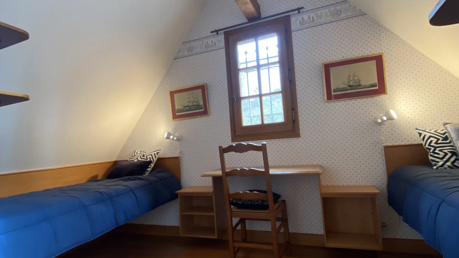 CHAMBRE 2 LITS ÉTAGE