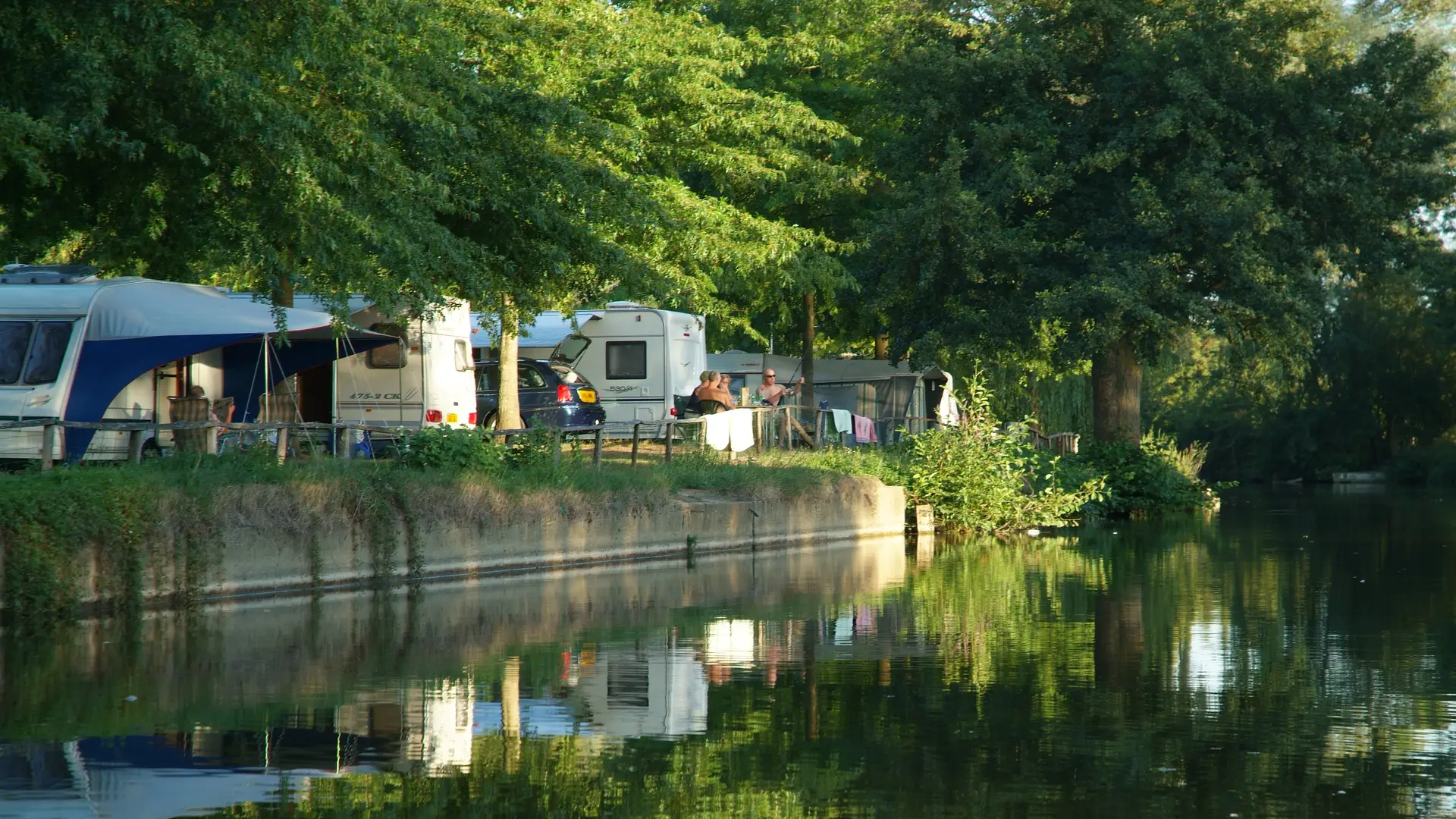 Camping du Val de Sarthe - Beaumont-sur-Sarthe - emplacements en bord de rivière