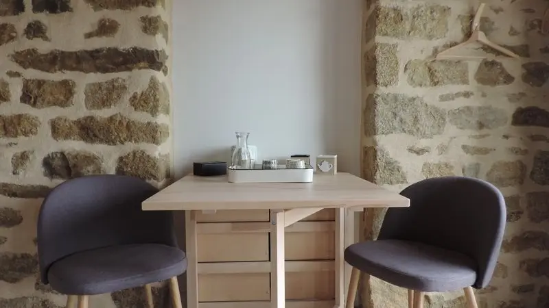 Les Chèvres de St Céneri - Saint-Céneri-le-Gérei - chambre 4 - table d'accueil