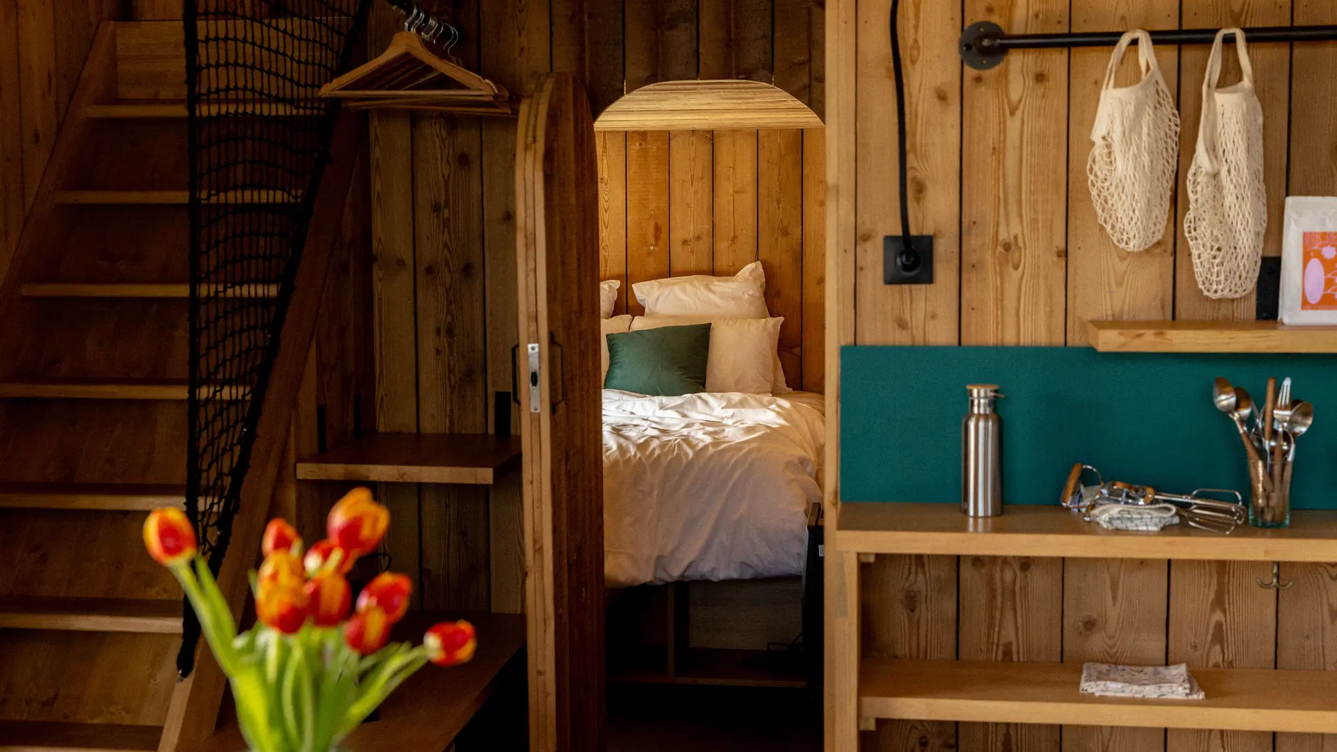 Bon Air Club - Lodge esprit cabane - salon et chambre du bas