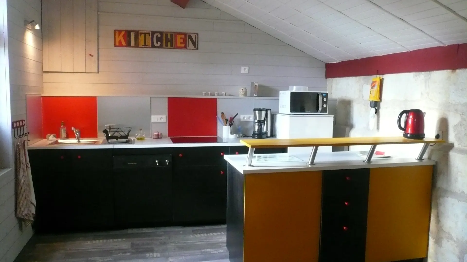 Bibliothèque / cuisine des hôtes