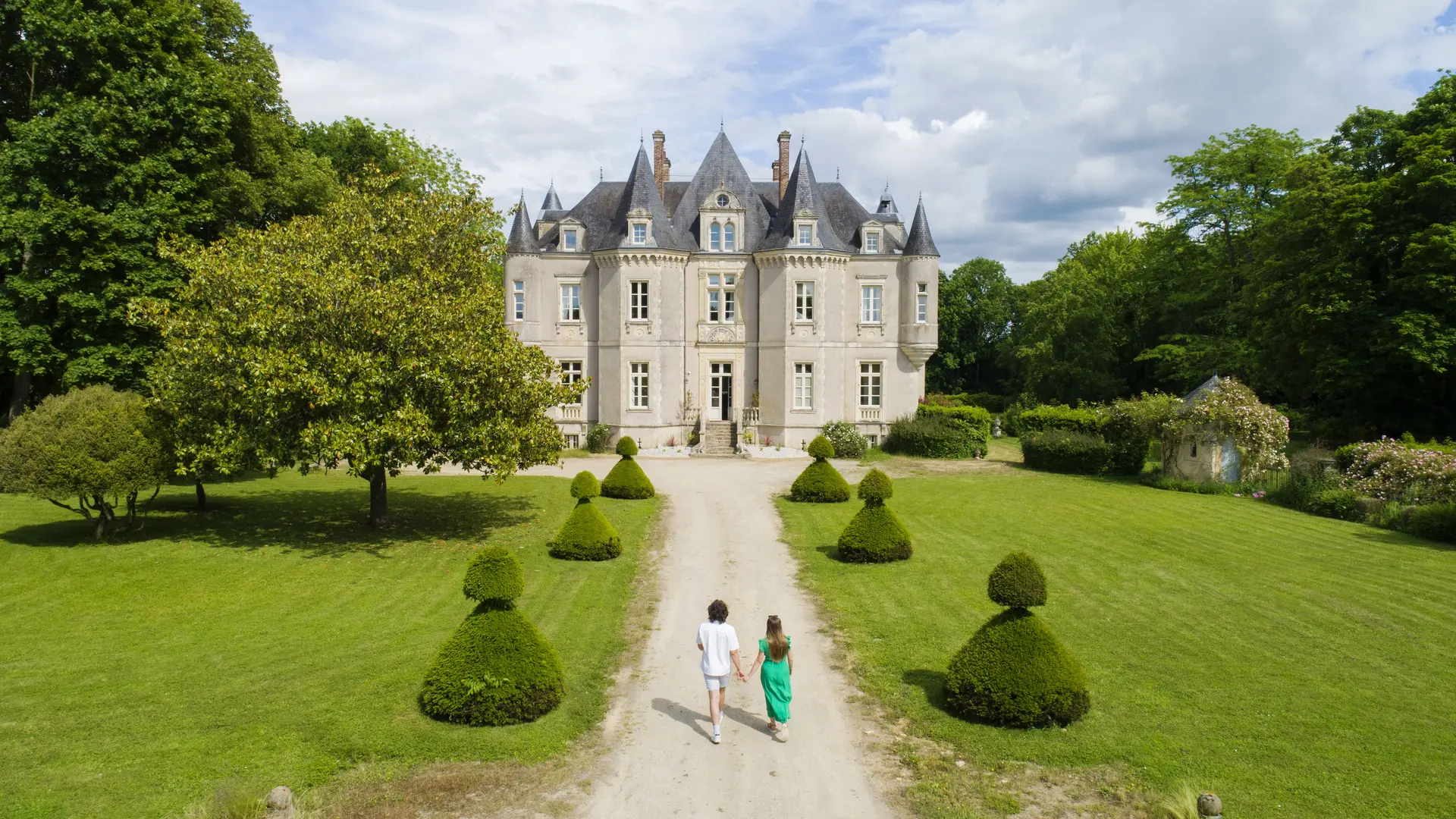 Vue du château de l'entrée du domaine