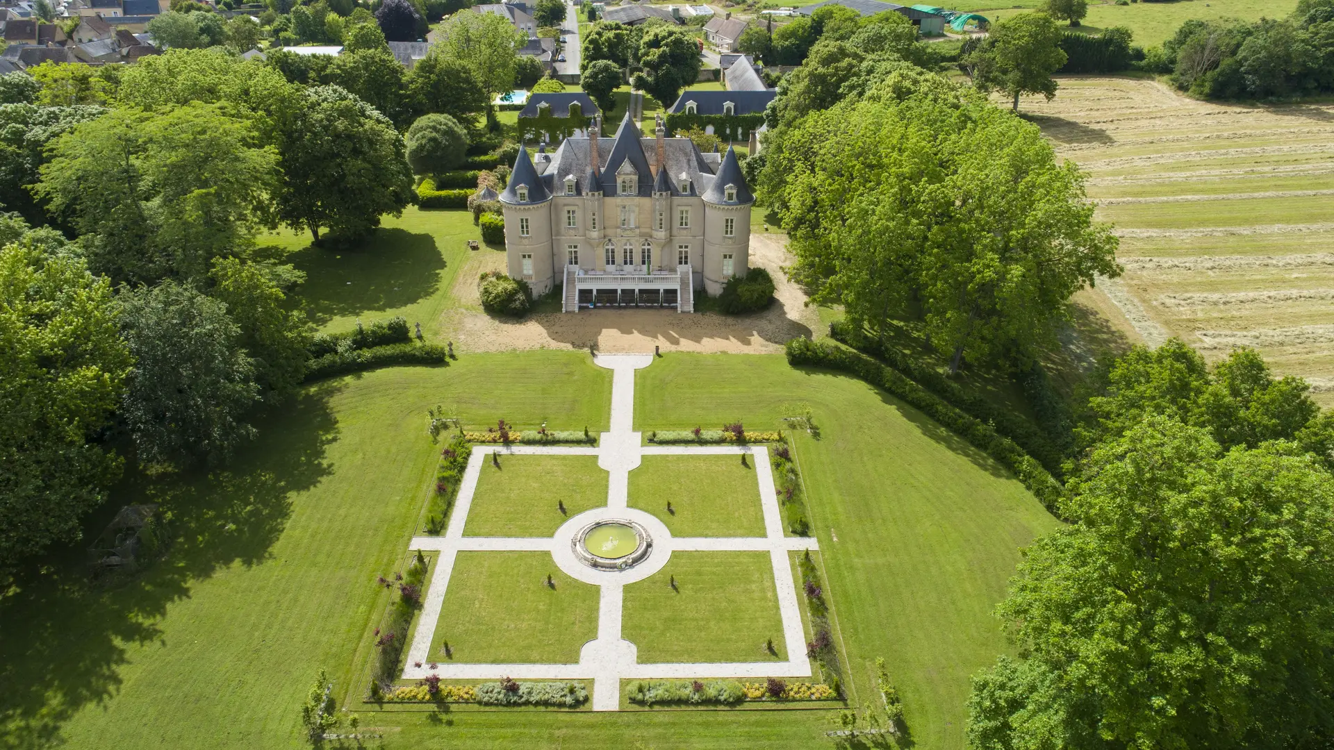 Vue arrière du château : jardin à la française