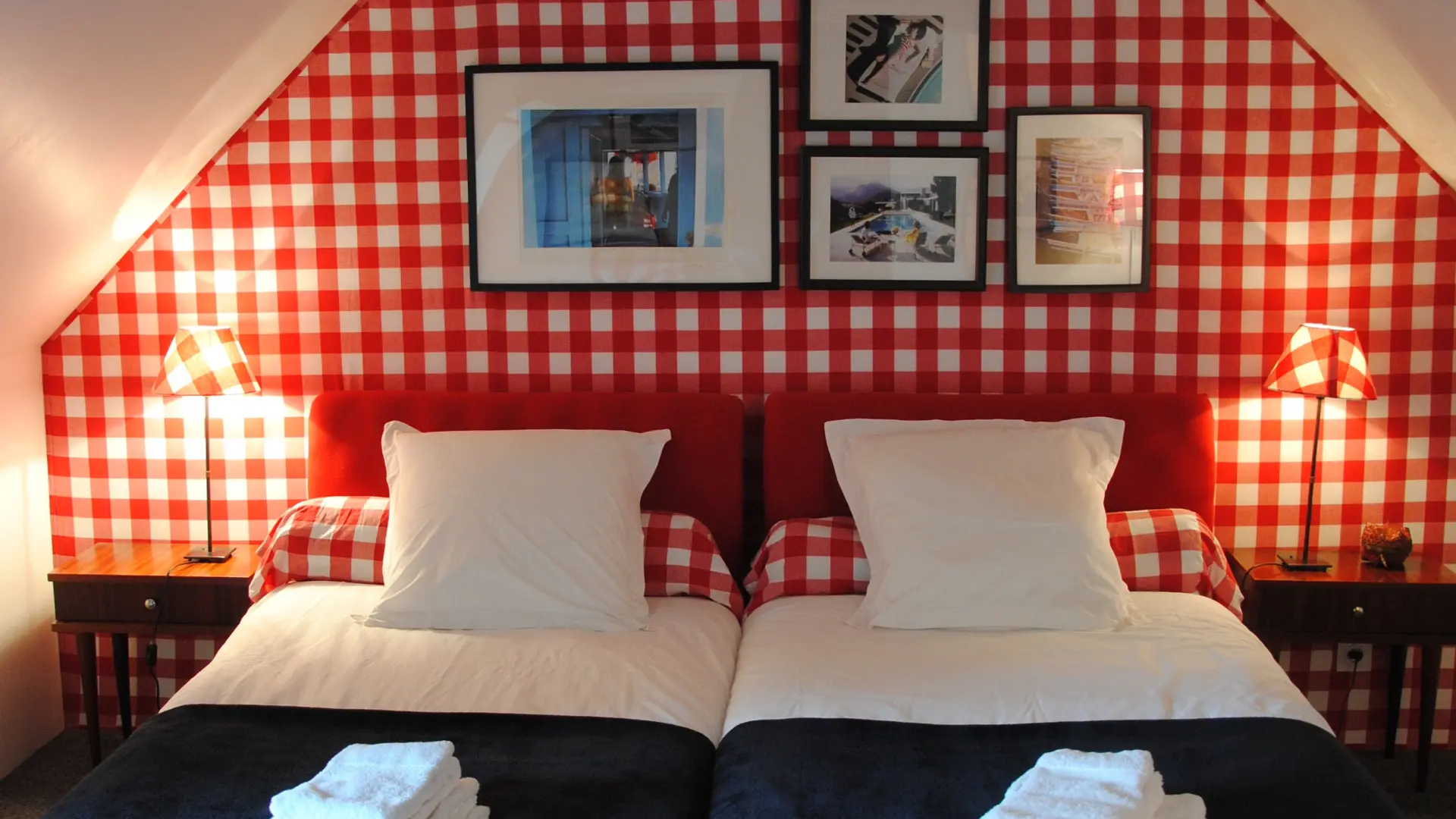 Gîte la Ravaloire_Bazouge cré sur Loir_Chambre rouge à l'étage, 1lit 100x200