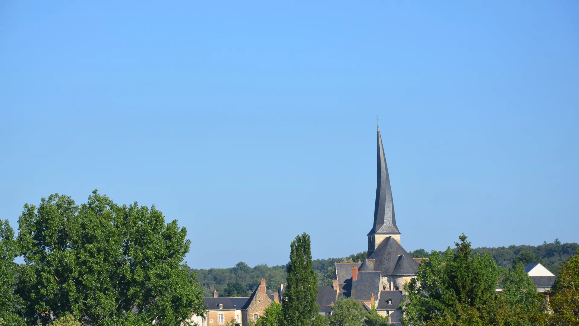 vilage-le-vieil-baugé-clocher-tors-anjou-maine-et-loire