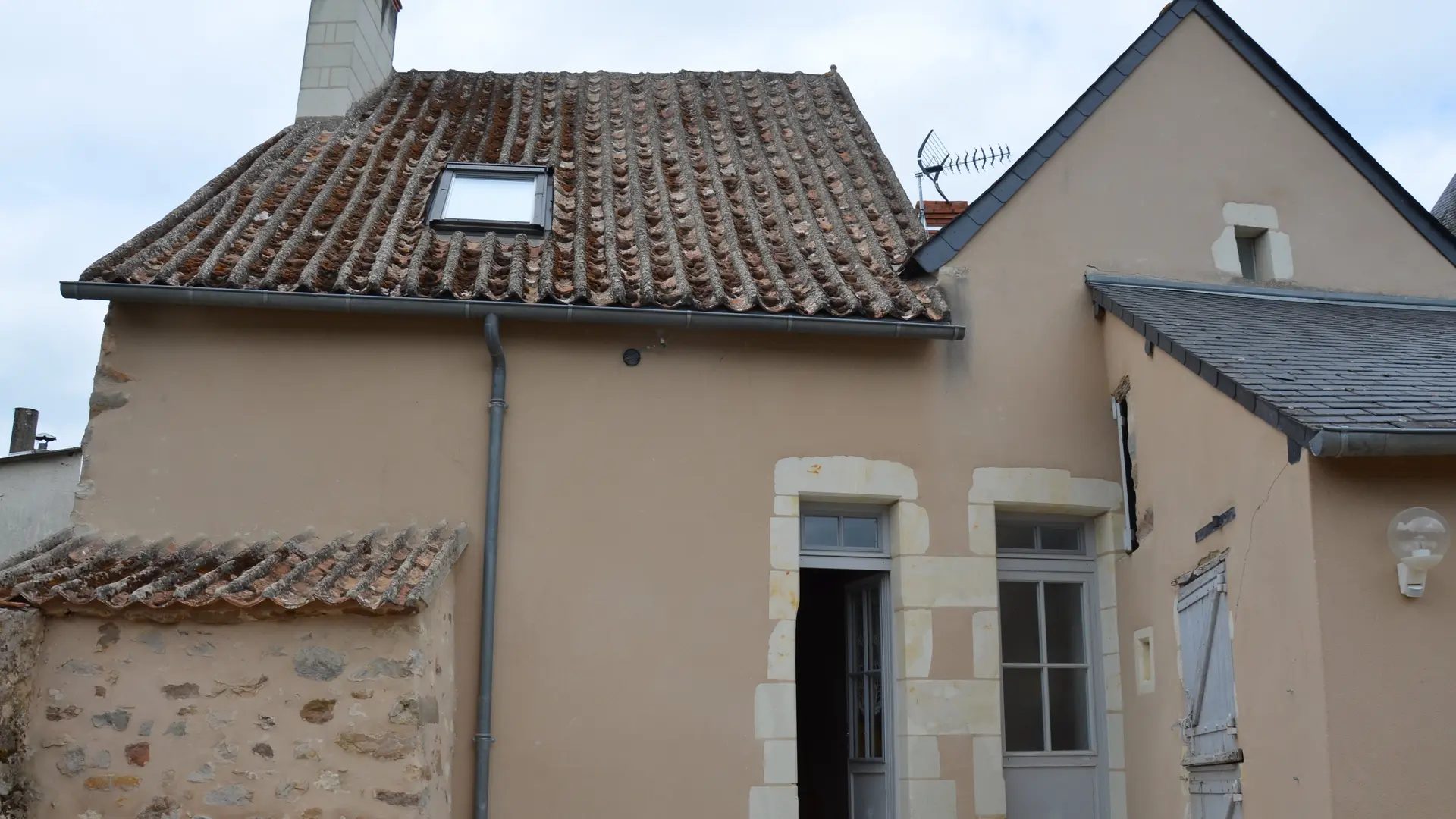 gite-maine-et-loire-anjou-cour-extérieure-49