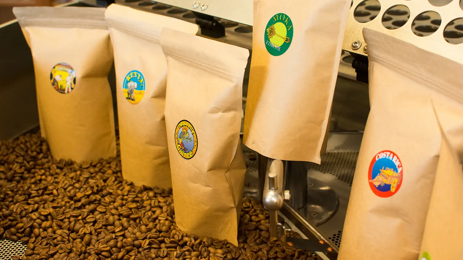 Gros plan sur le Café en grains torrefié maison