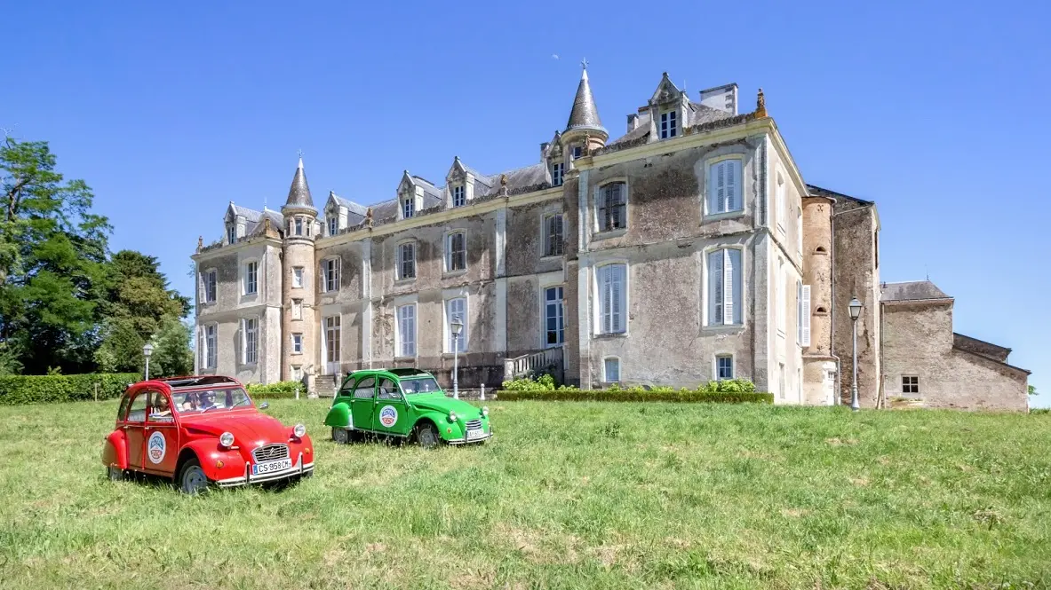 chateau-du-coing-2 CV devant la facade principale-st-fiacre-44