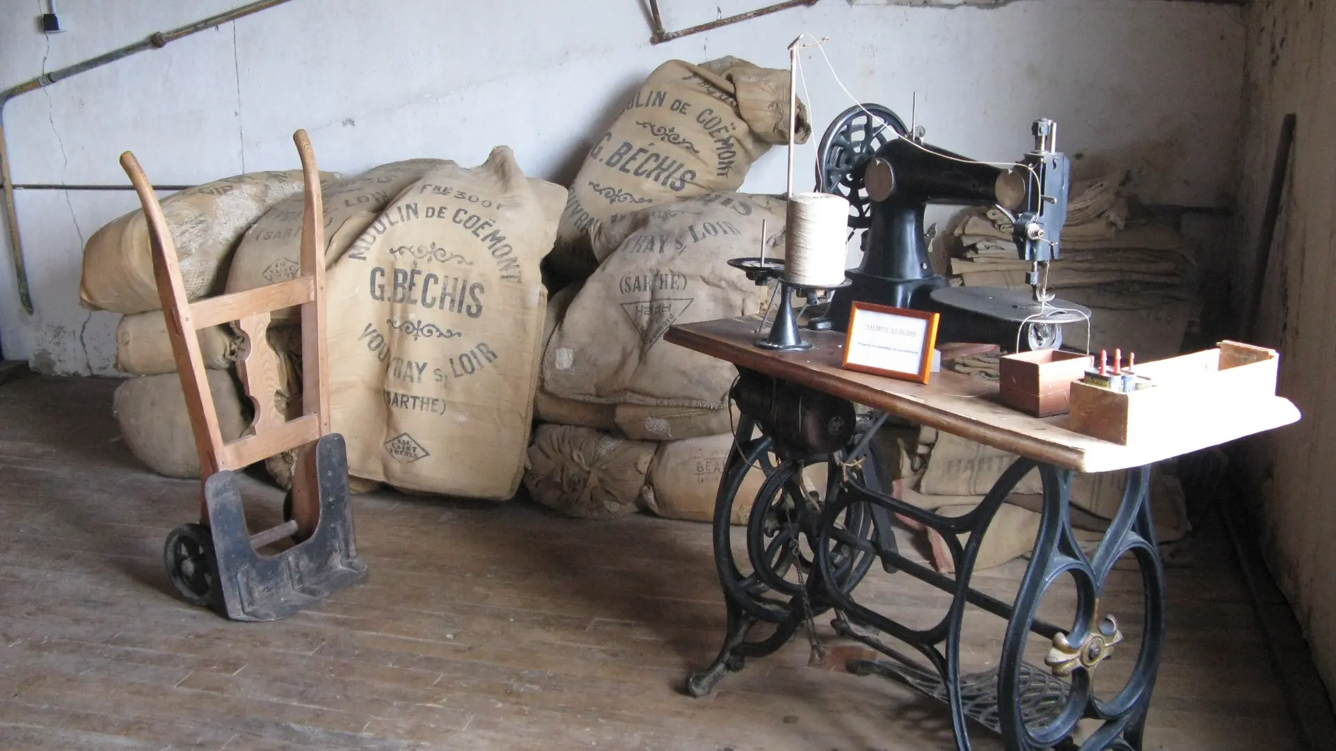 PCU879000735 - Diable, sacs et machine à réparer les sacs