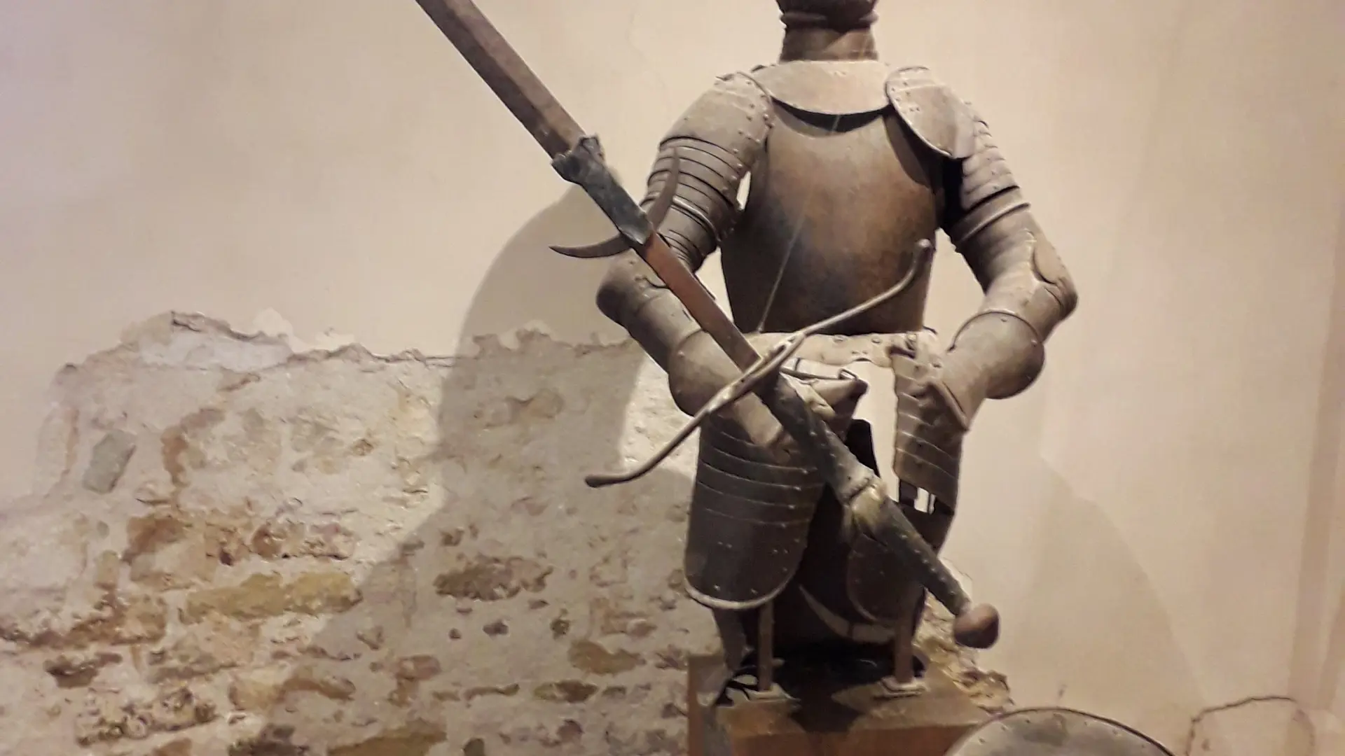 Donjon de Bazoges-en-Pareds - demie armure et épée deux mains