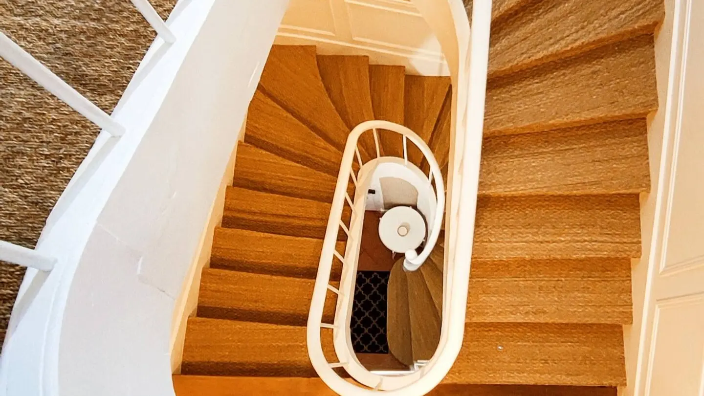 Escalier desservant les chambres