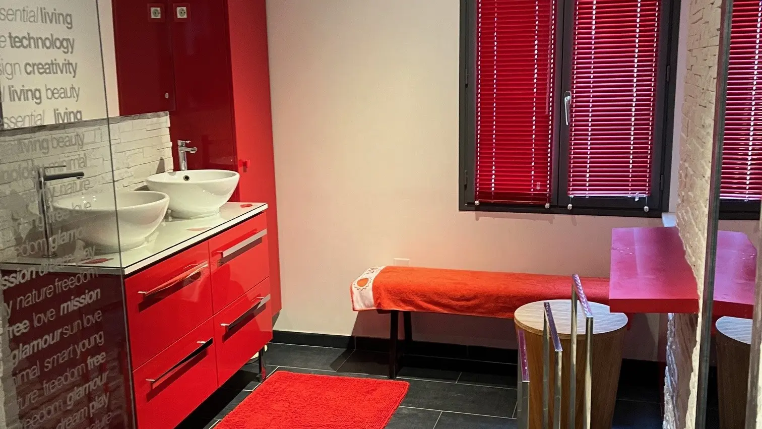 Gîte avec piscine intérieure_la Chartre sur le Loir