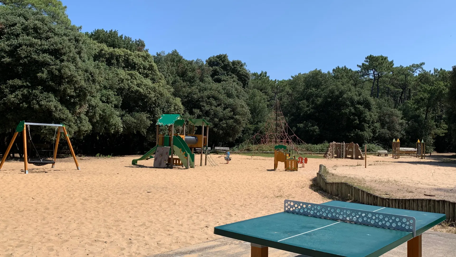 Aire de jeux avec terrain de foot, basket, jeux divers ... de la plaine du Mourat à 1 km du gîte._20