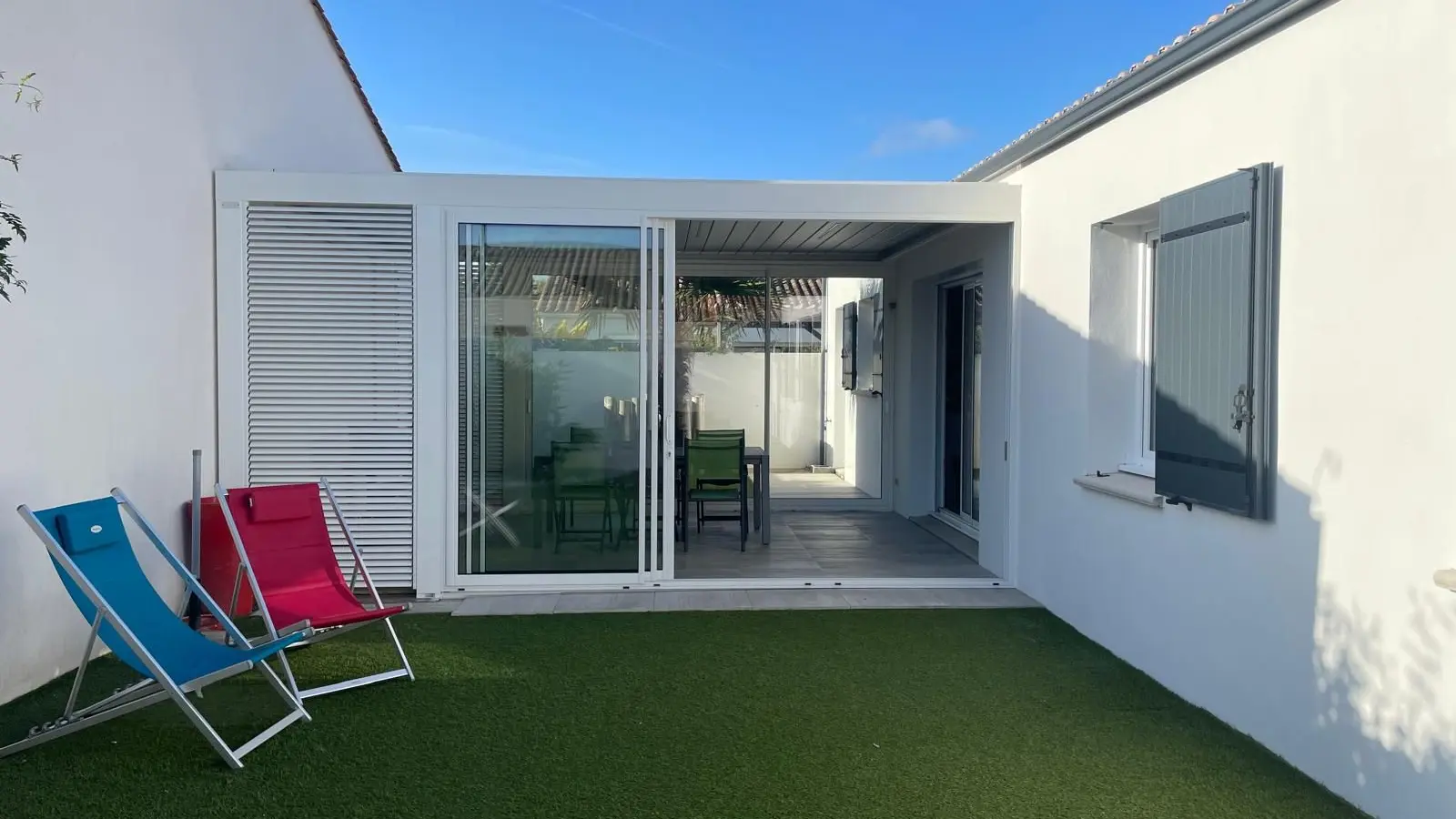 Terrasse avec pergola bioclimatique et baies vitrées_2