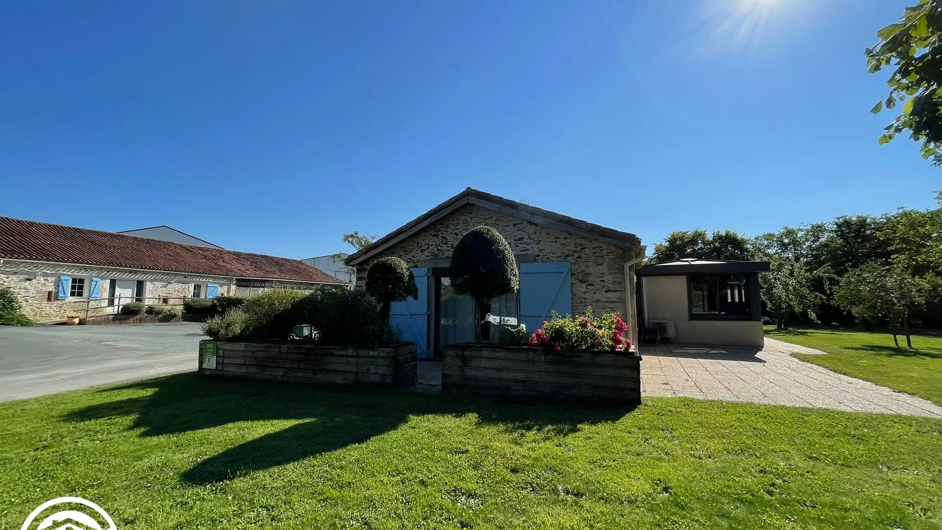 Gîte agréé Gîtes de France en Vendée : Façade et jardin_18