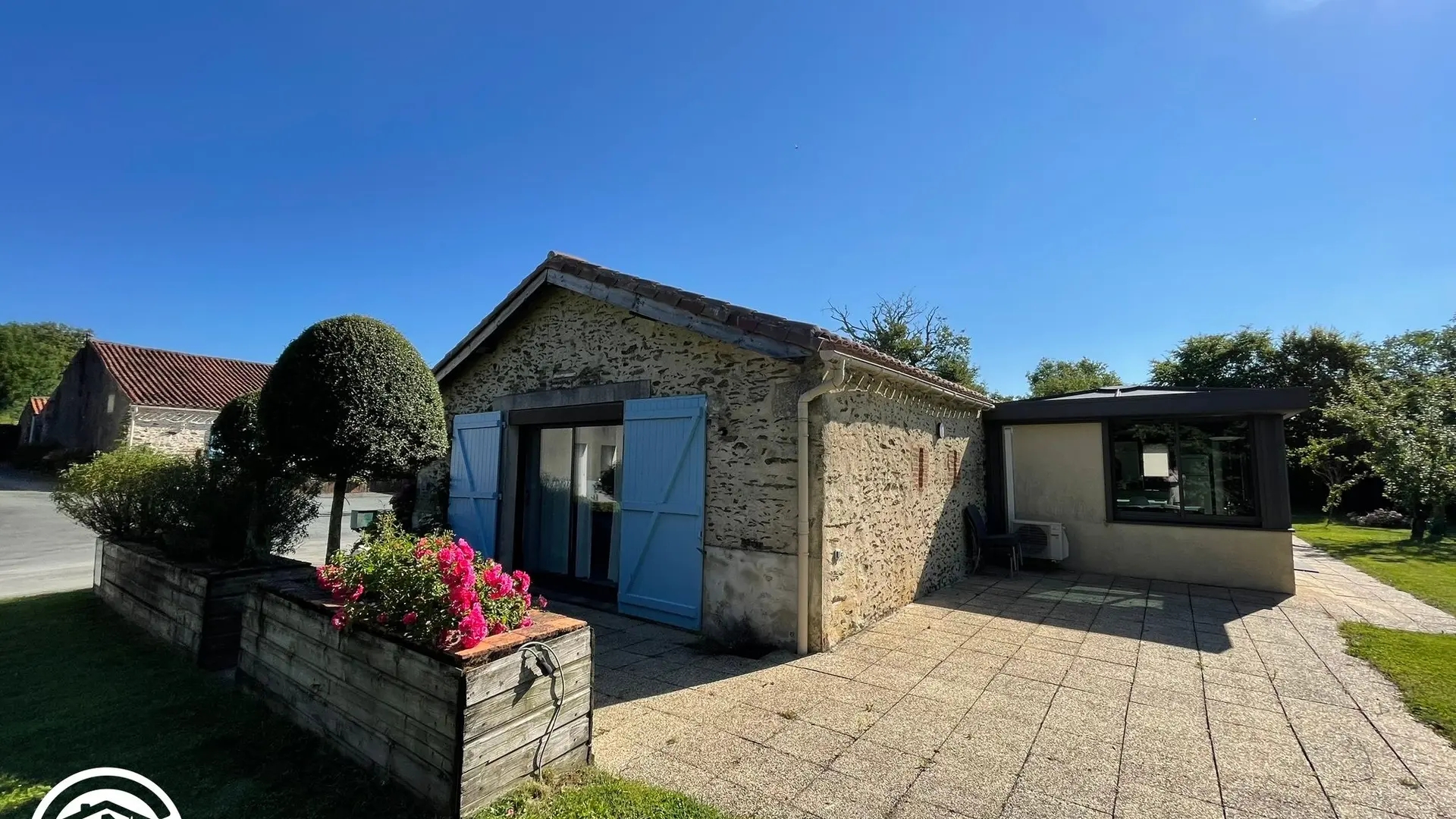 Gîte agréé Gîtes de France en Vendée : Façade et terrasse_5