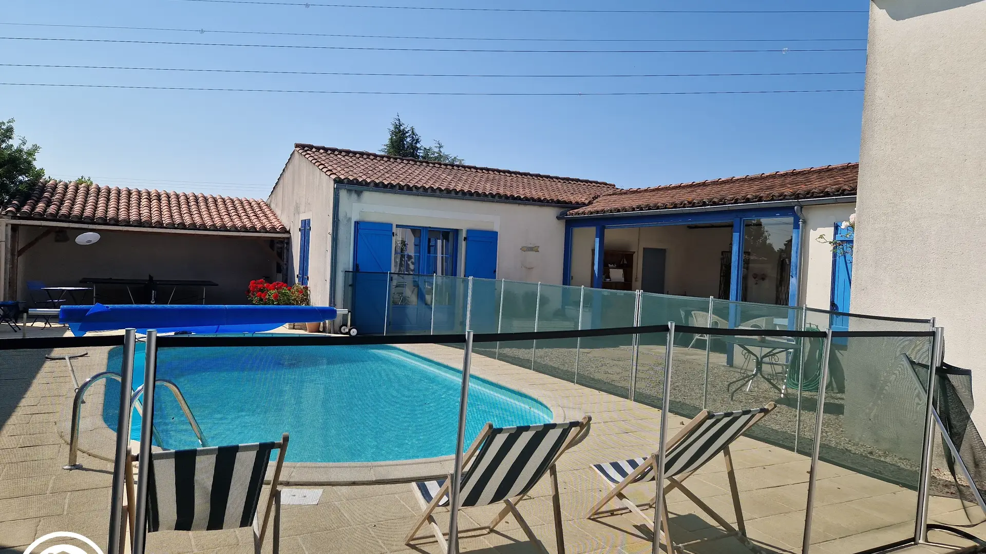 Gîte agréé Gîtes de France dans le PNR Marais Poitevin : Piscine et terrasse_5