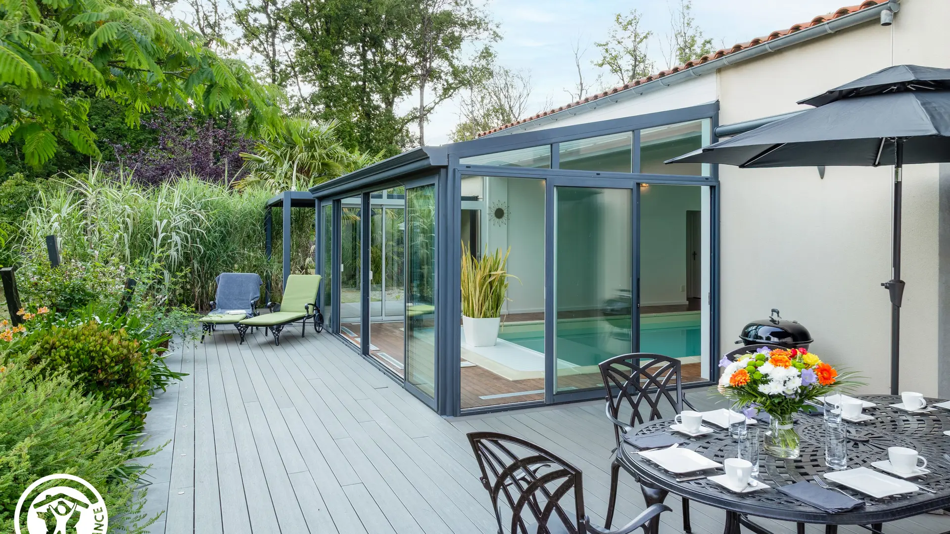 Gîte agréé Gîtes de France en Vendée : Terrasse et piscine intérieure_26