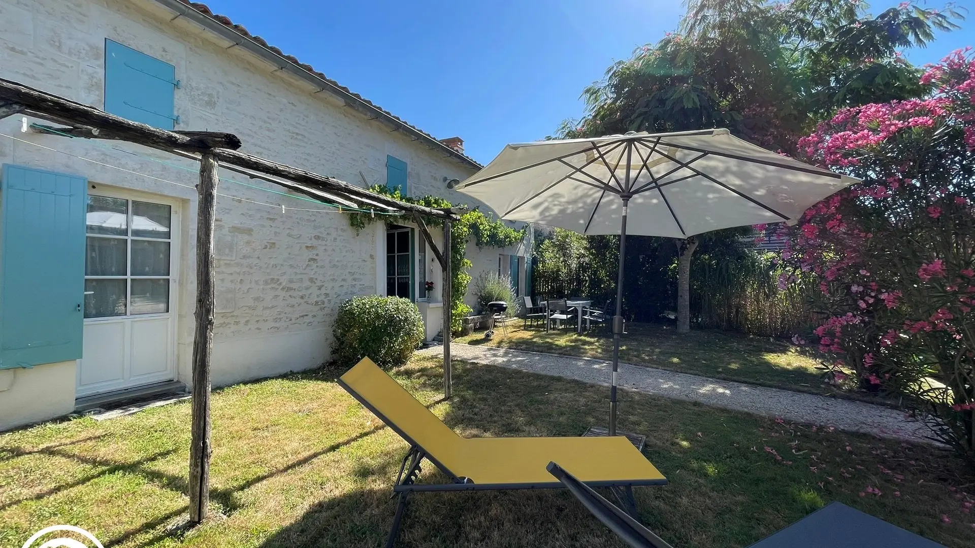 Gîte agréé Gîtes de France dans le PNR Marais Poitevin : Jardin et façade_21
