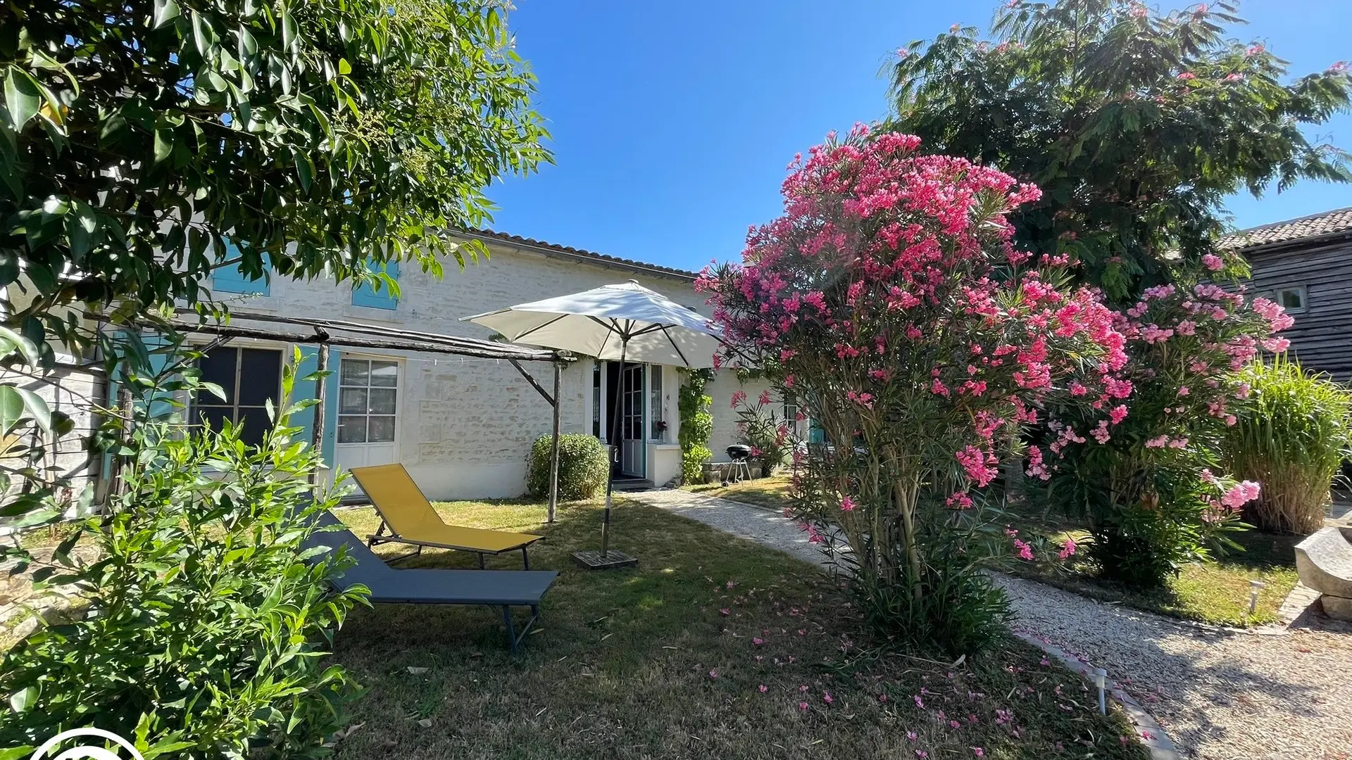 Gîte agréé Gîtes de France dans le PNR Marais Poitevin : Jardin et façade_1