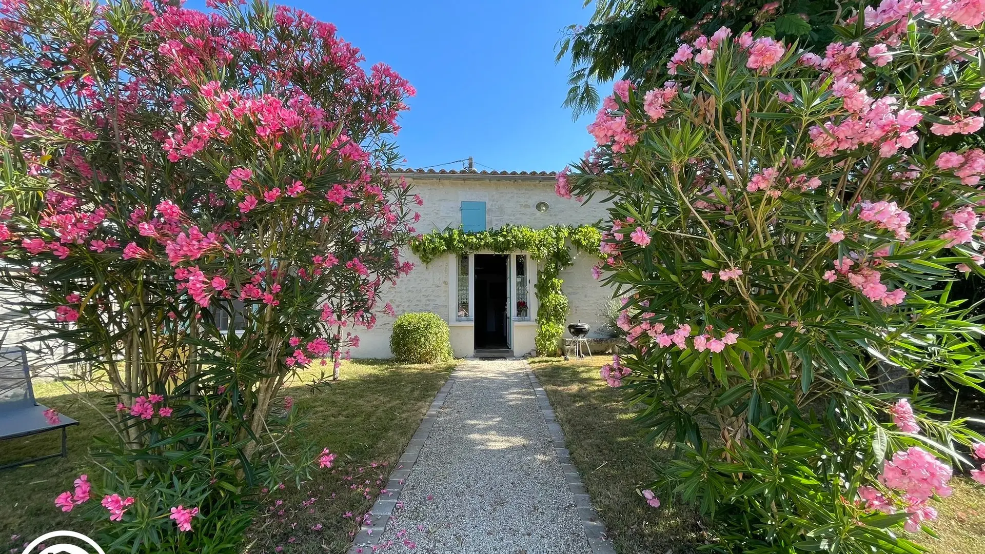 Gîte agréé Gîtes de France dans le PNR Marais Poitevin : Jardin et façade_19