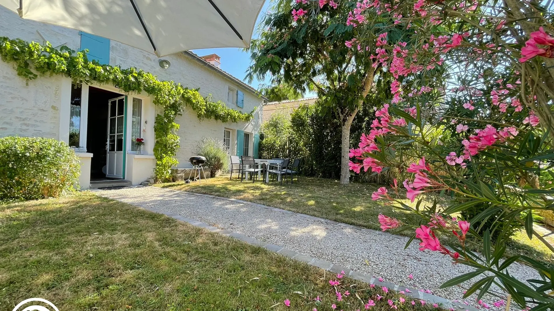Gîte agréé Gîtes de France dans le PNR Marais Poitevin : Jardin et façade_20