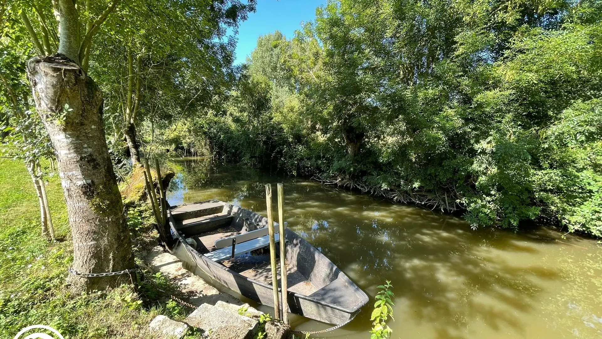 Gîte agréé Gîtes de France dans le PNR Marais Poitevin : Barque à disposition_5