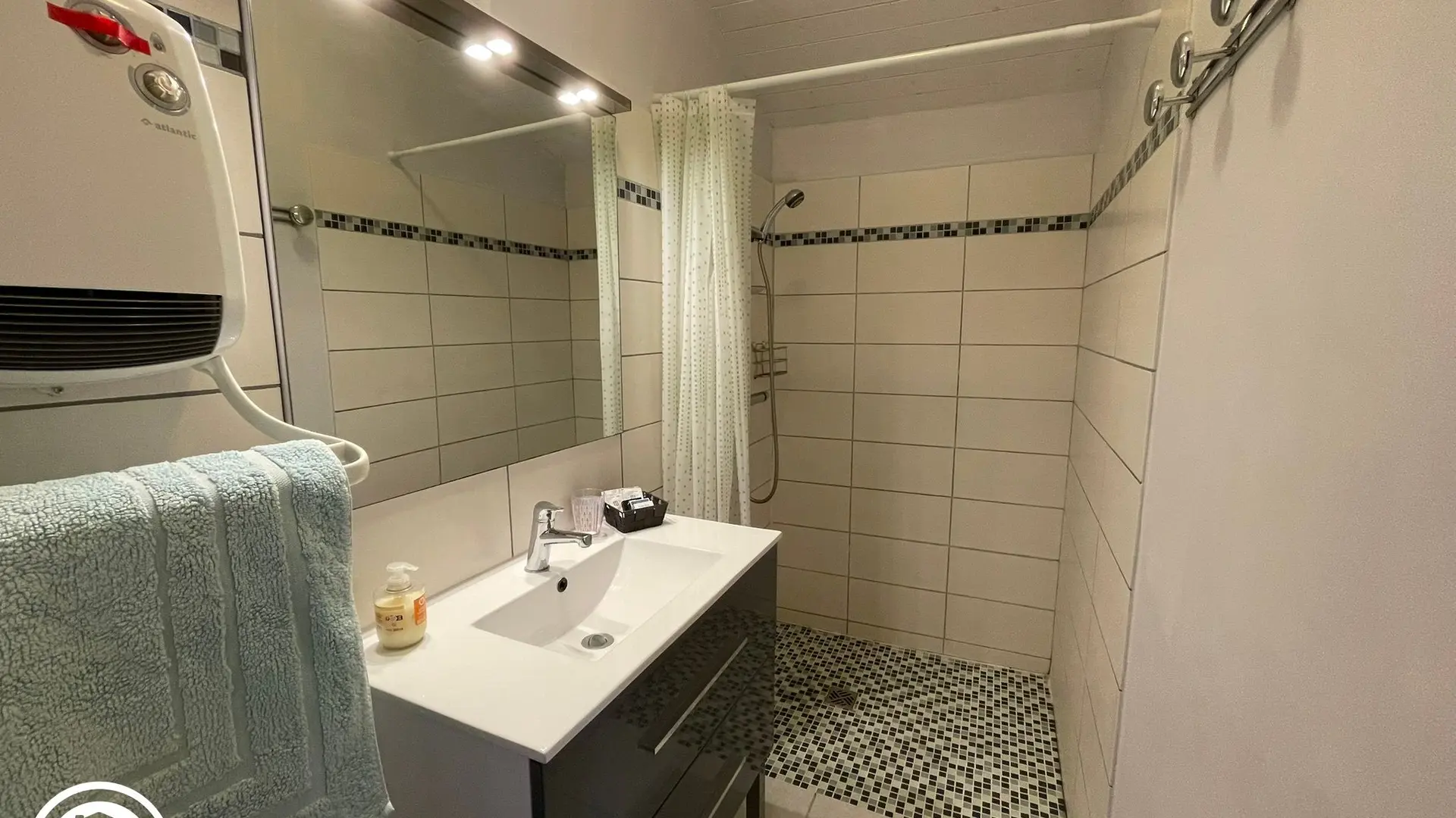 Gîte agréé Gîtes de France en Vendée : Salle d'eau étage_19