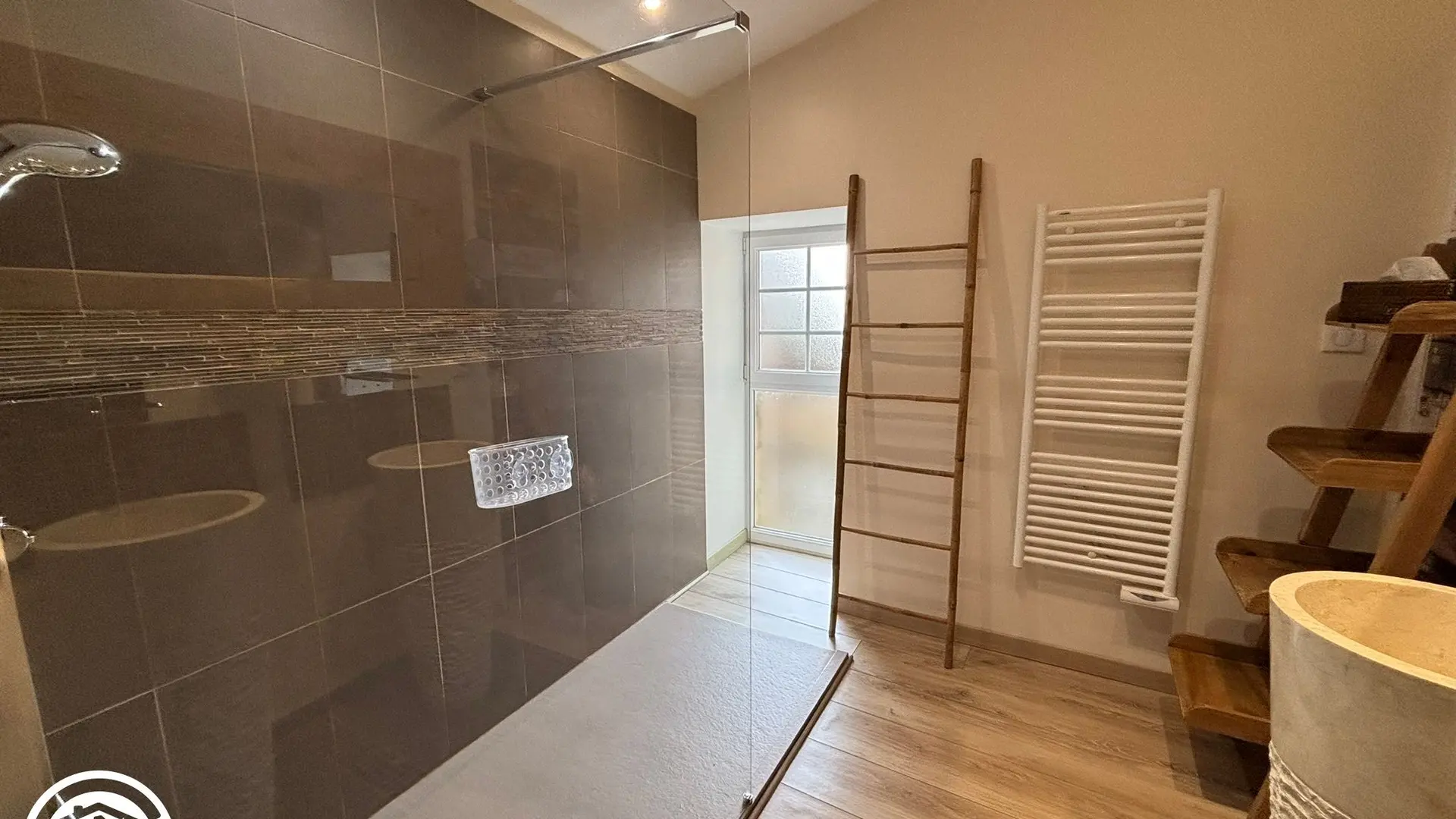 Gîte agréé Gîtes de France en Vendée : Salle d'eau privative chambre Voyage_13