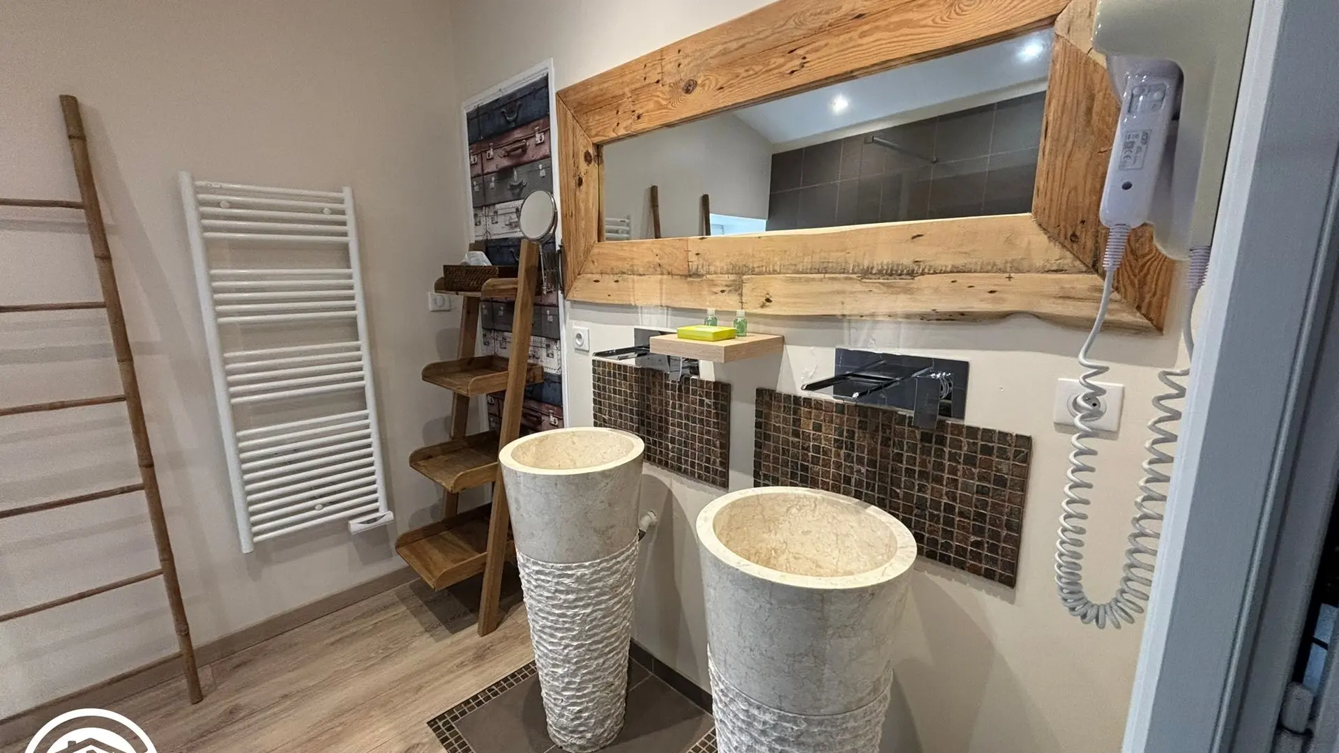 Gîte agréé Gîtes de France en Vendée : Salle d'eau privative chambre Voyage_12