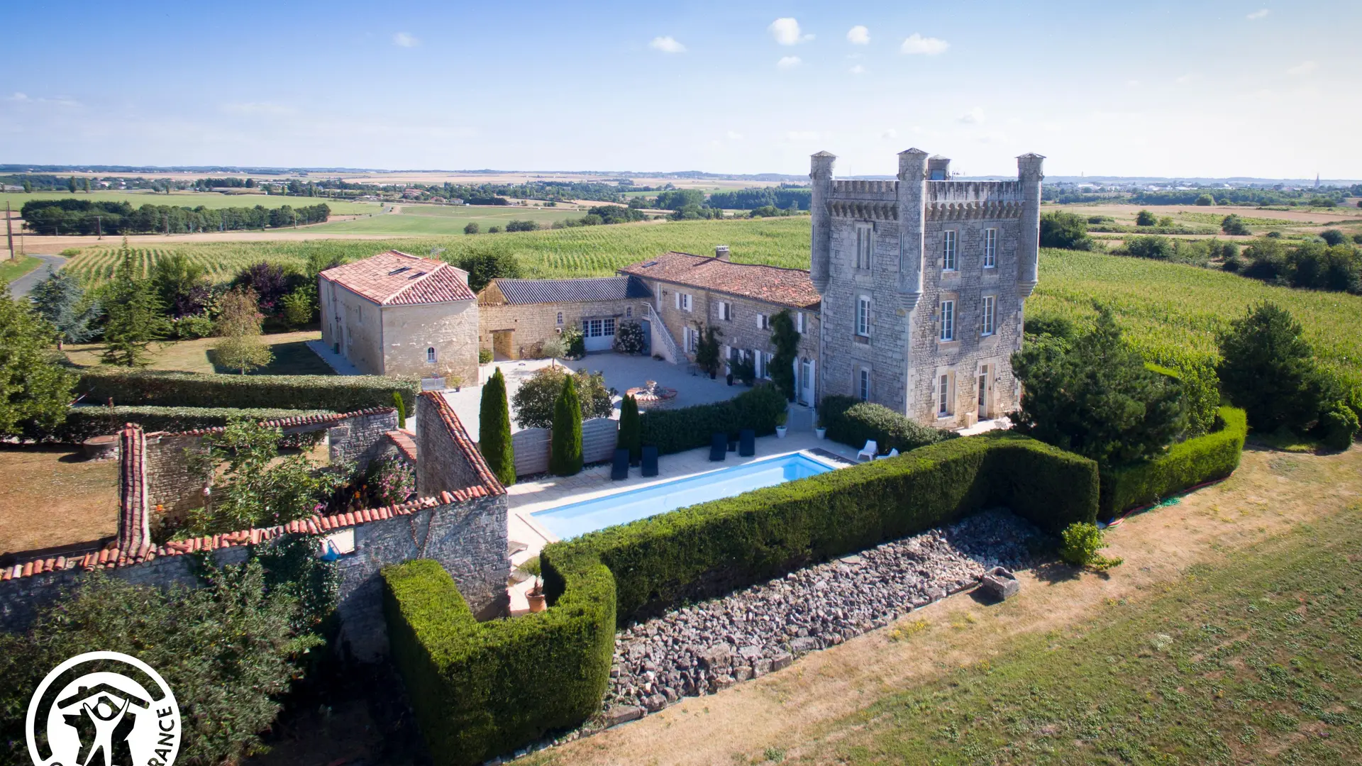 Gîte agréé Gîtes de France en Vendée : Vue aérienne, piscine commune_25