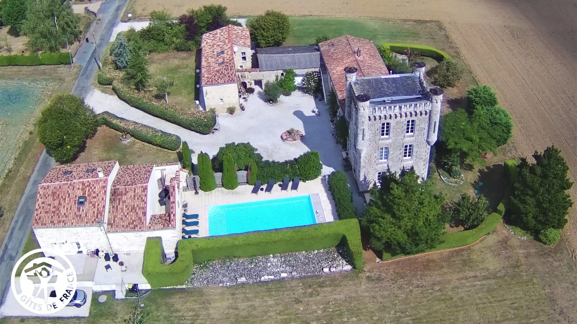 Gîte agréé Gîtes de France en Vendée : Vue aérienne, piscine commune_1